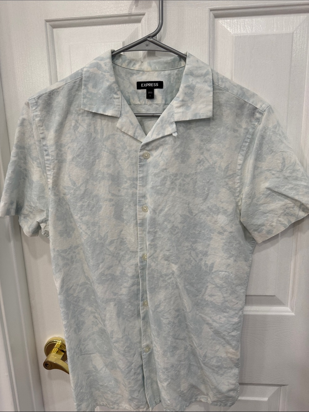 Express Men’s Light Blue & White Cloud-Print Short Sleeve Button-Down Shirt